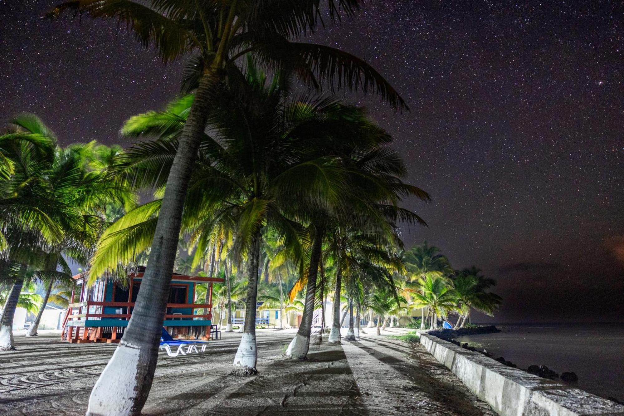 Blue Marlin Beach Resort Dangriga Buitenkant foto