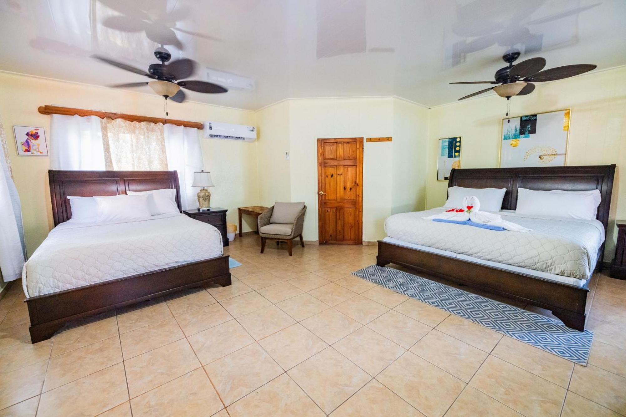 Blue Marlin Beach Resort Dangriga Buitenkant foto