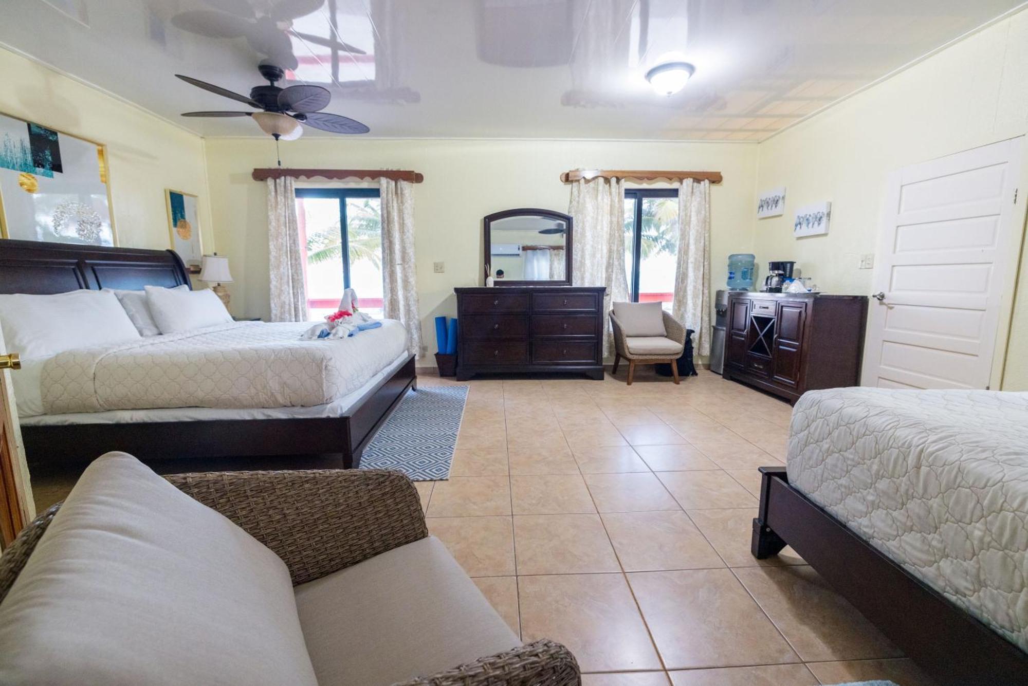 Blue Marlin Beach Resort Dangriga Buitenkant foto
