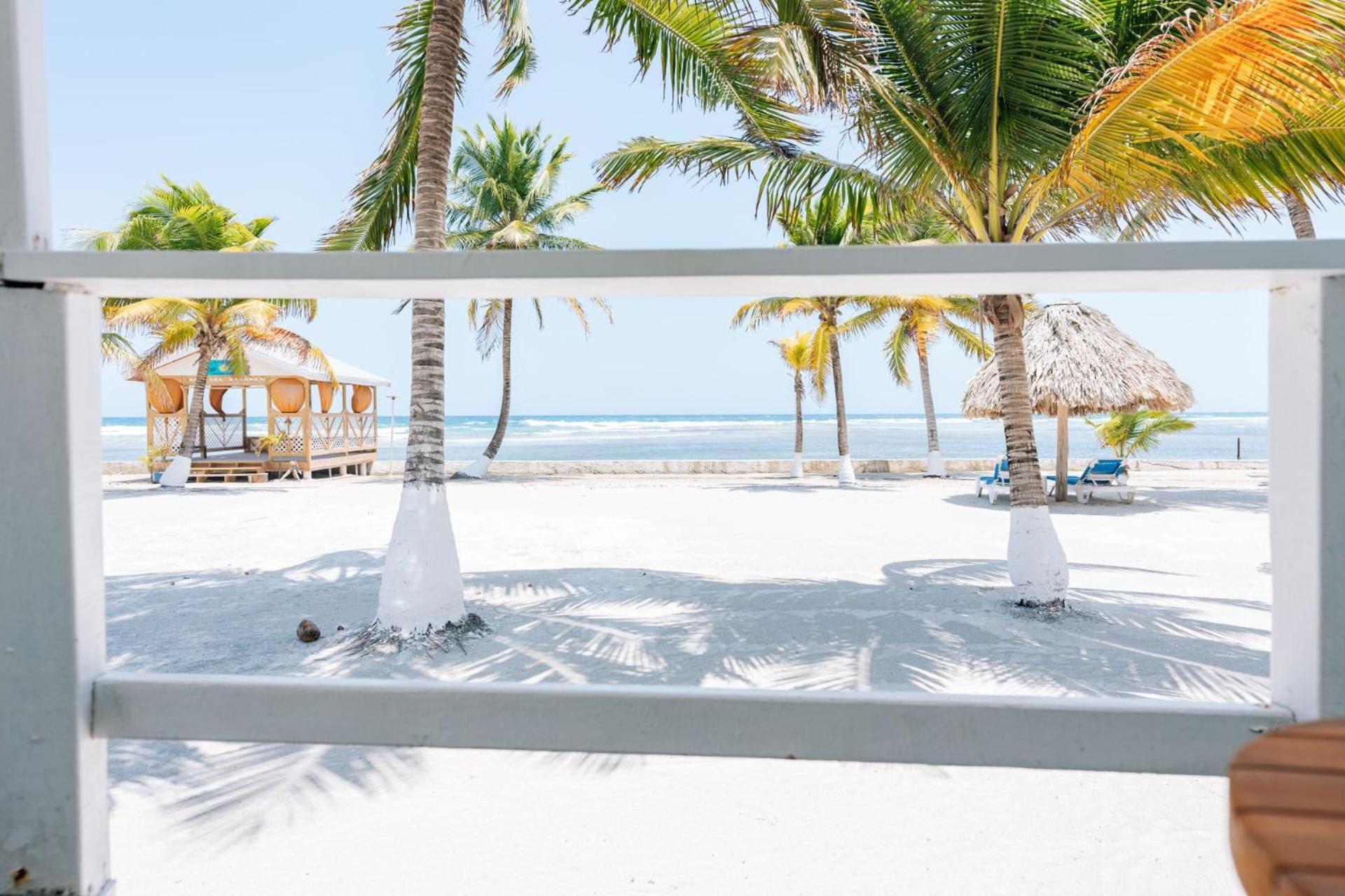 Blue Marlin Beach Resort Dangriga Buitenkant foto
