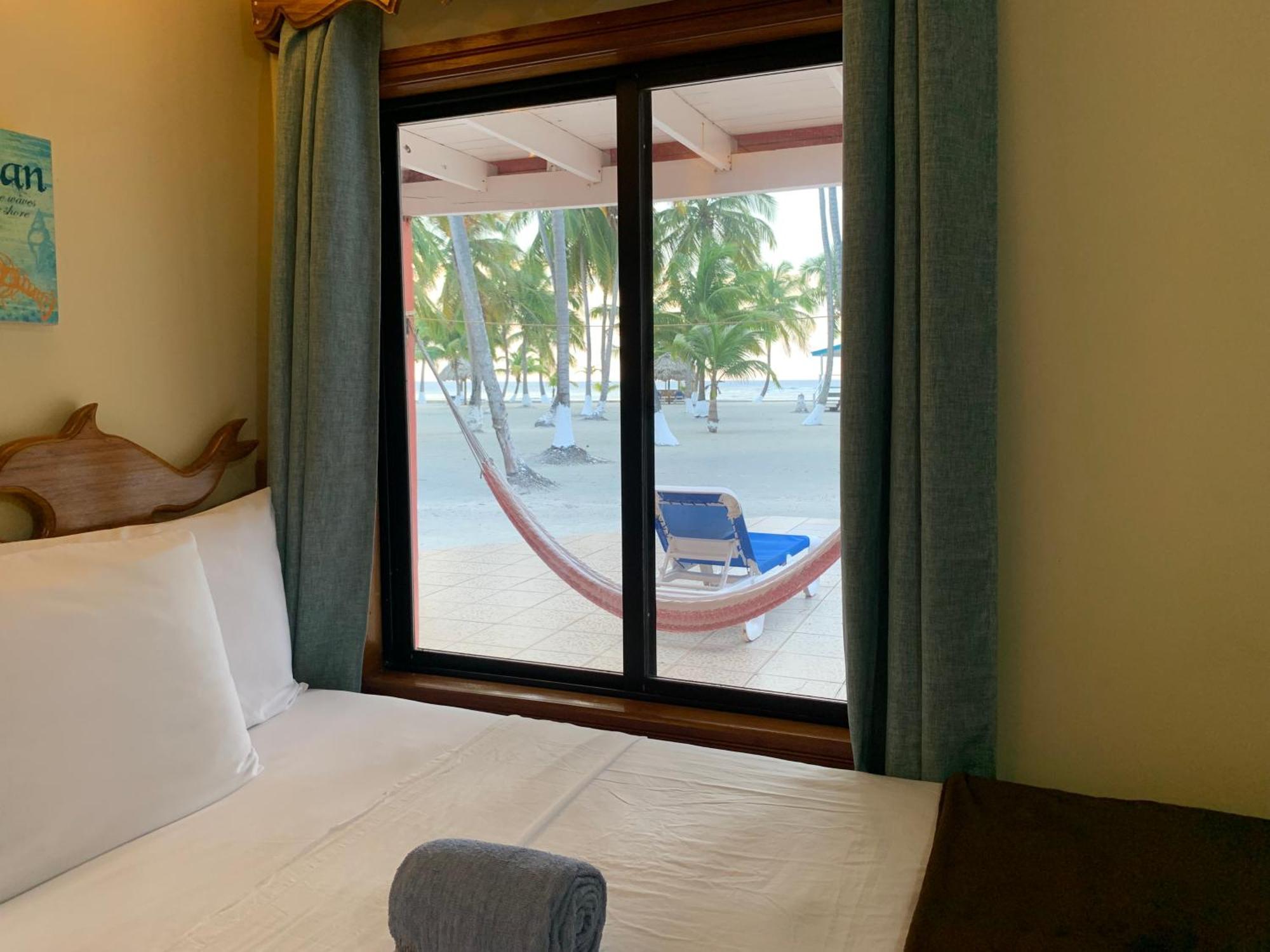 Blue Marlin Beach Resort Dangriga Buitenkant foto